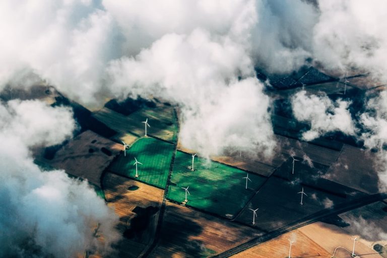Rüzgar türbinleri ve enerji dönüşümü — Fotoğraf: Thomas Richter / Unsplash