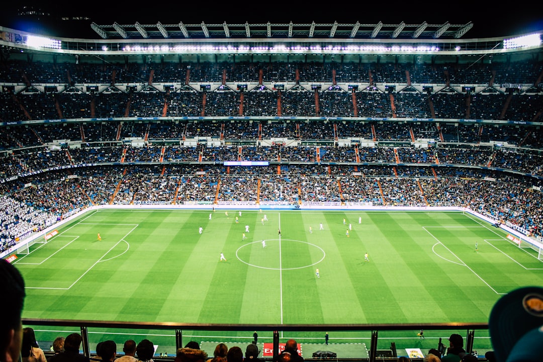 Futbol sahası ve stadyum — Fotoğraf: Vienna Reyes / Unsplash